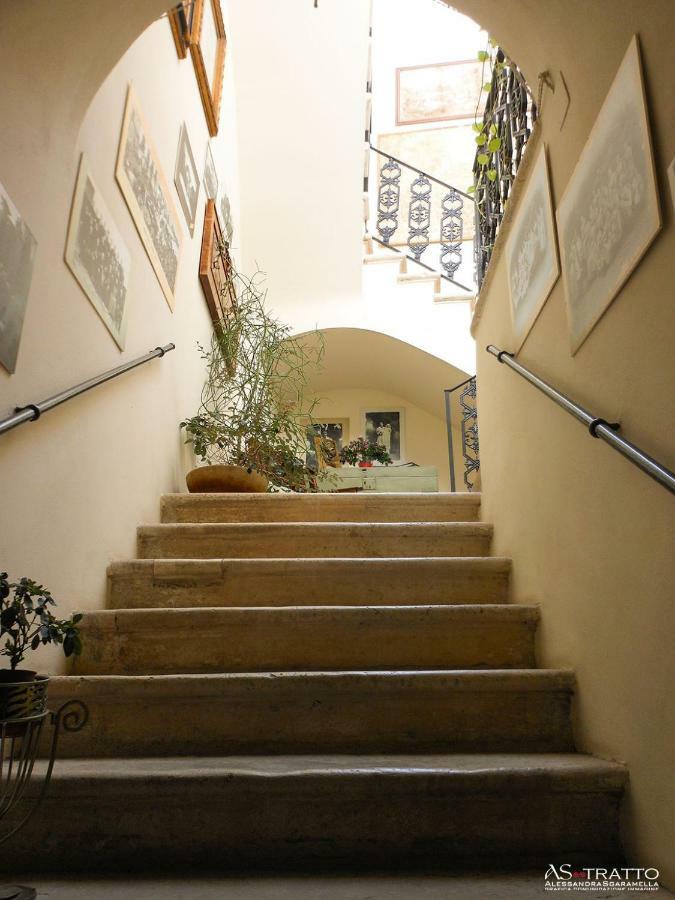ビトント Palazzo Antica Via Appia Bed & Breakfast エクステリア 写真